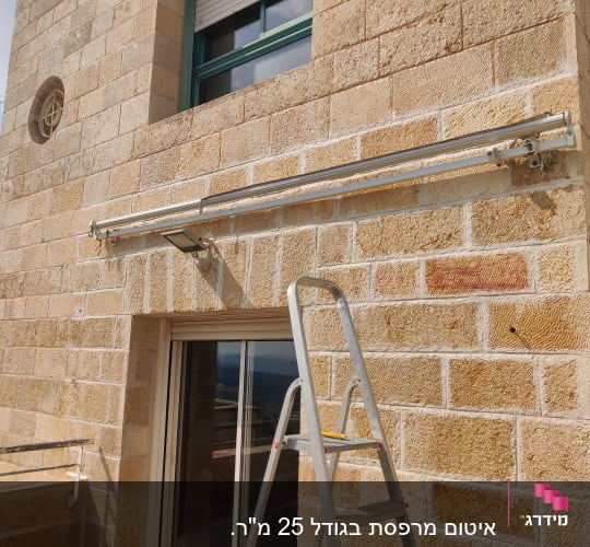 עבודות איטום בקיר חיצוני מחיפוי אבן מעל מפתח חלון